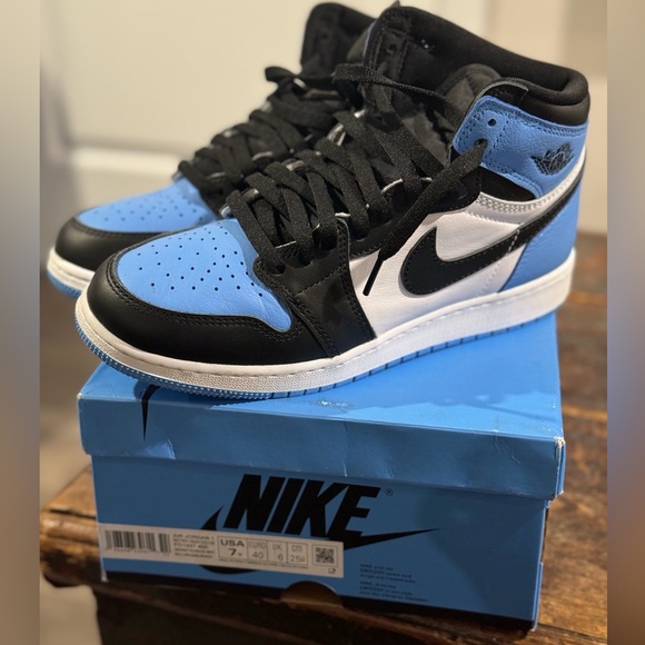 Nike Air Jordan 7Y Sneakers - Picture 1 of 2